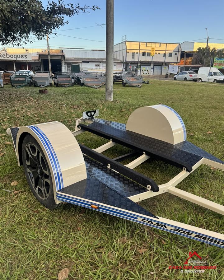 Projeto entregue: reboque para jet ski · bege com faixas azuis