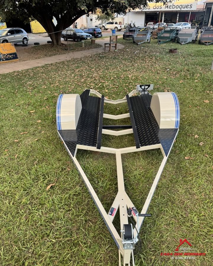 Projeto entregue: reboque para jet ski · bege com faixas azuis