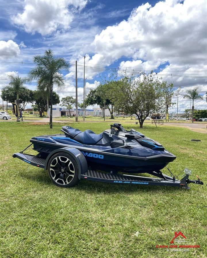 Projeto entregue: reboque para jet ski · azul-marinho